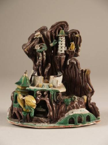 Plastiek, voorstellende een berg met pagode, brug, mens- en dierfiguren